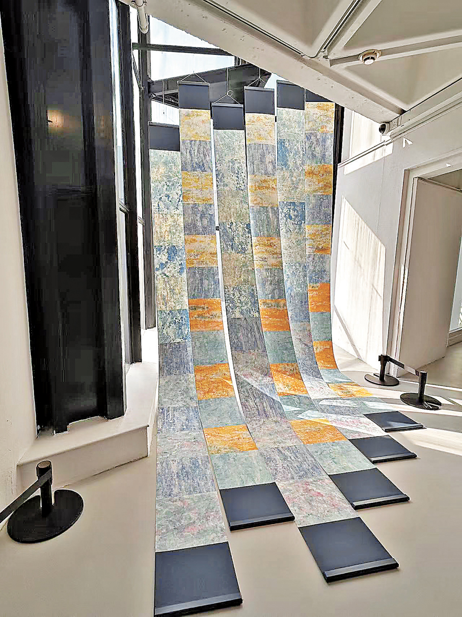 ●《流動的天空》打破傳統紙本的二維限制。