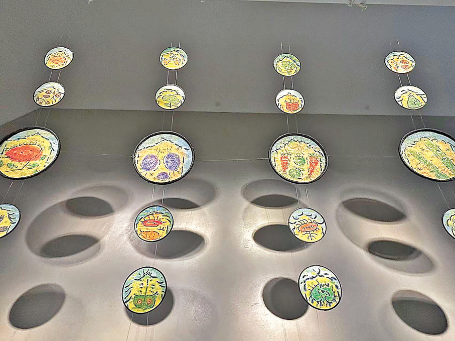 ●《山谷之家》呈現一個由二十間長滿植物的小屋組成的夢想空間。