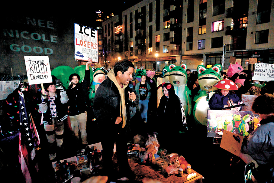 ●波特蘭民眾在移民與海關執法局大樓外示威。 法新社