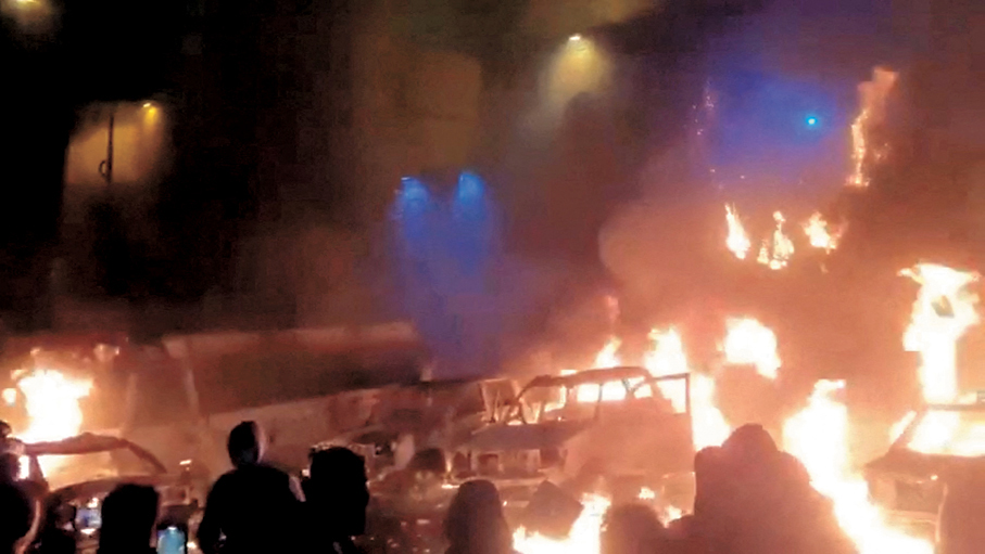 ●示威者在德黑蘭縱火焚燒車輛。 路透社