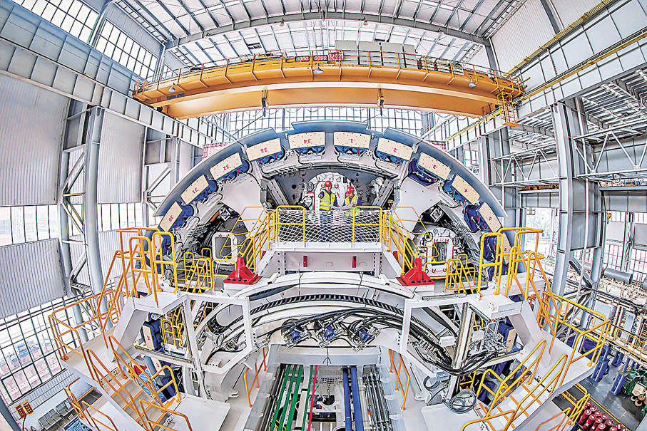 ●市場憧憬內地經濟數據表現亮麗。圖為監造人員1月9日在湖南長沙驗收14米級超大直徑盾構機。 新華社