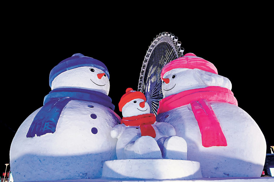 ●哈爾濱冰雪大世界的迎賓大雪人。 作者供圖