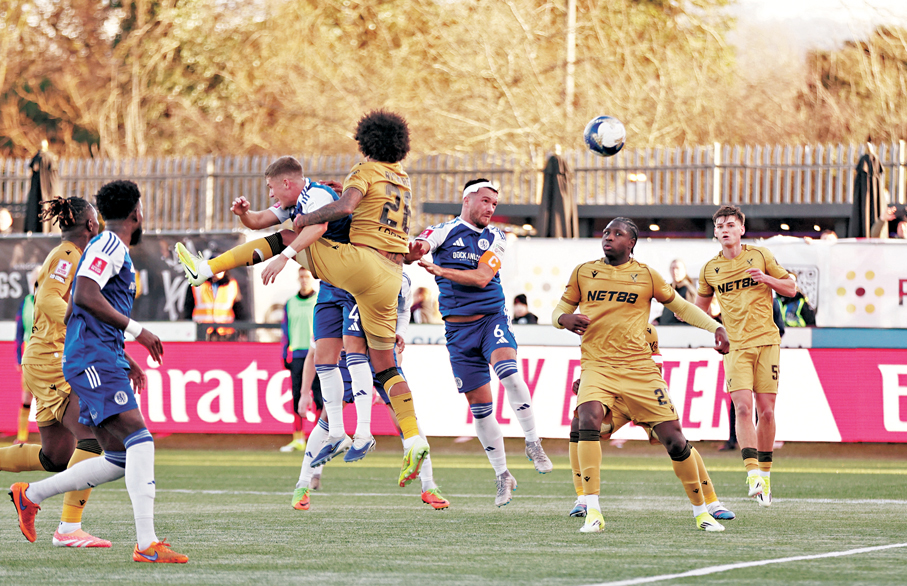 ●保羅戴臣（右三）替馬格斯菲先開紀錄。 路透社