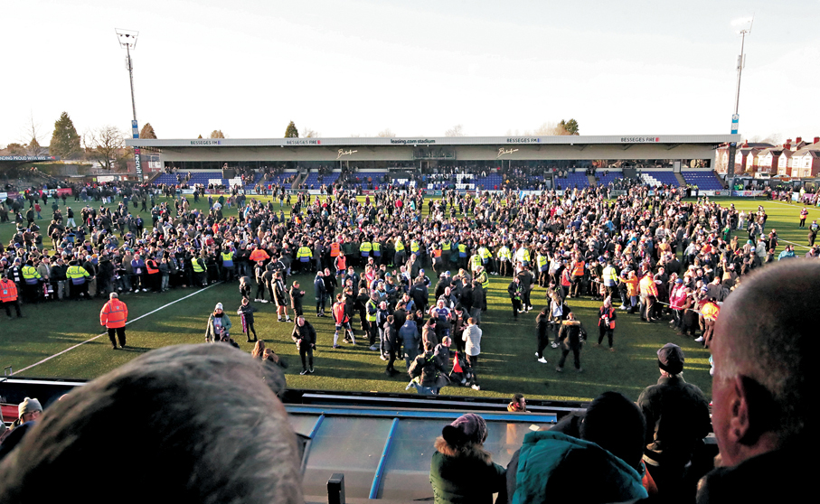 ●馬格斯菲球迷賽後衝入球場慶祝。  路透社