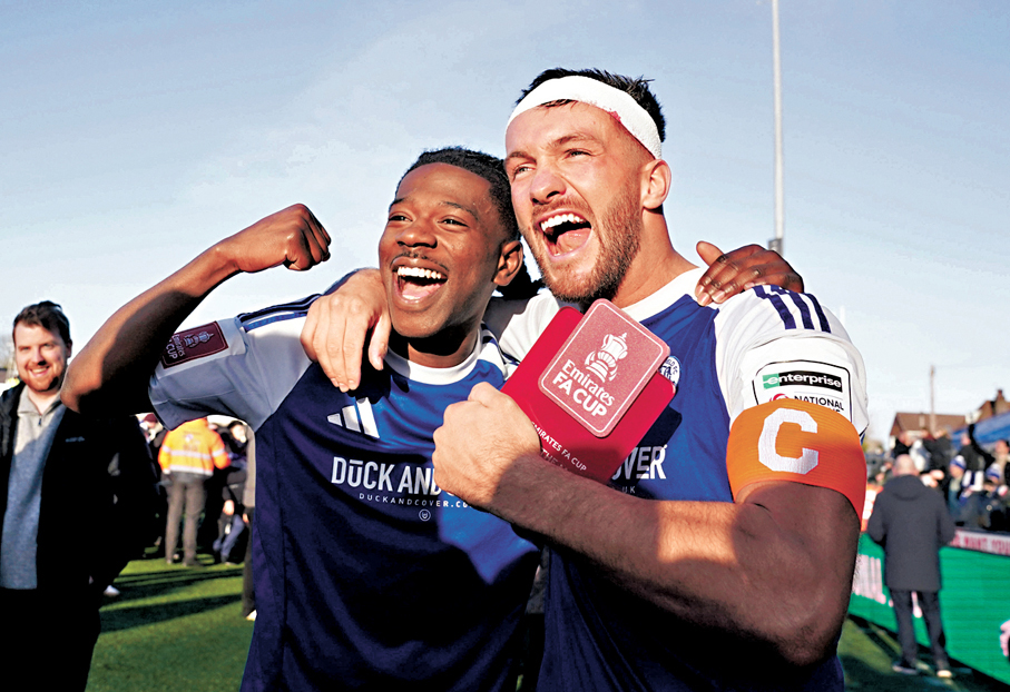 ●入球功臣保羅戴臣（右）和歷格斯賽後一同慶祝。  美聯社