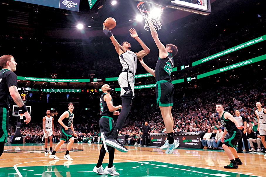 ●雲班亞馬在比賽中嘗試「入樽」。  法新社