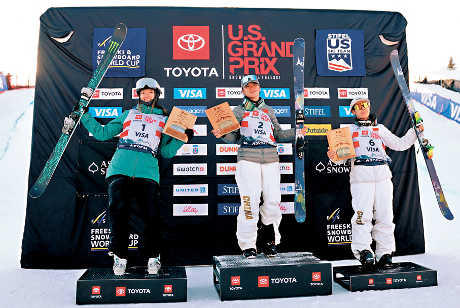 ●李方慧（中）和張可欣（右）在頒獎儀式上。 法新社