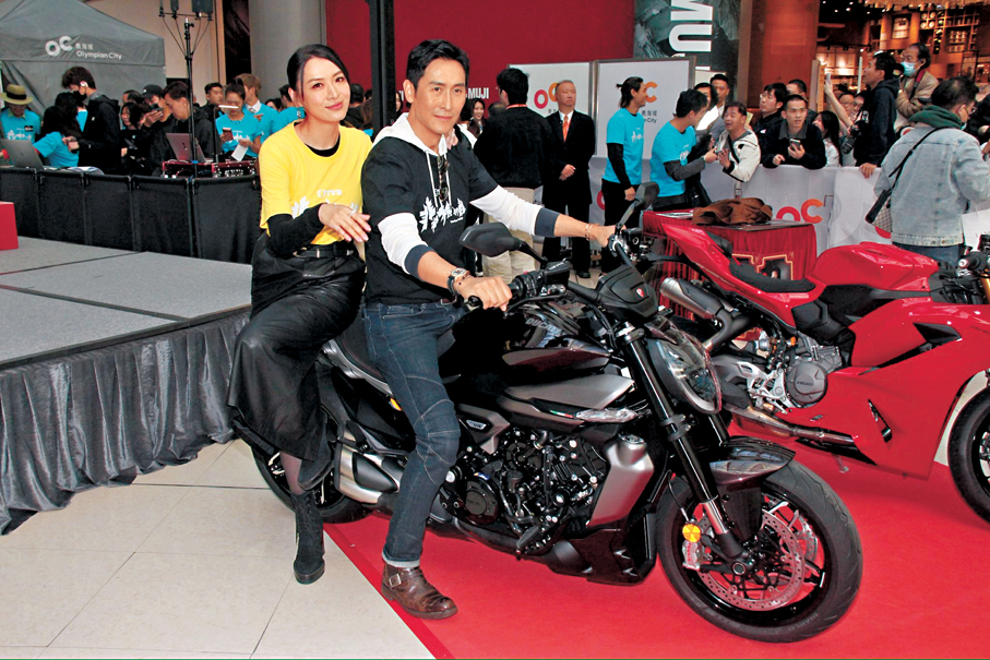 ●馬德鐘騎電單車載陳煒登場。香港文匯報記者達里  攝