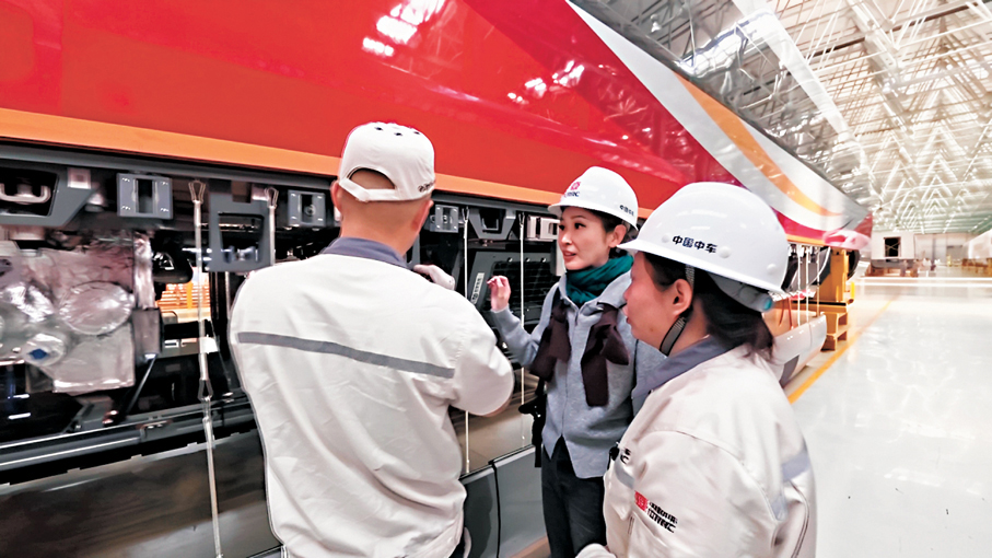 ●陳貝兒一探高鐵列車生產過程。 TVB供圖