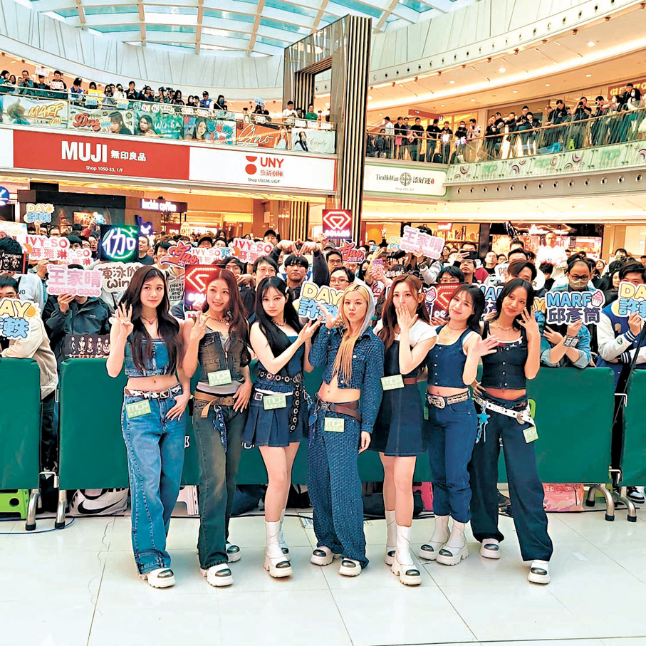 ●COLLAR與粉絲合影留念。香港文匯報記者梁靜儀  攝