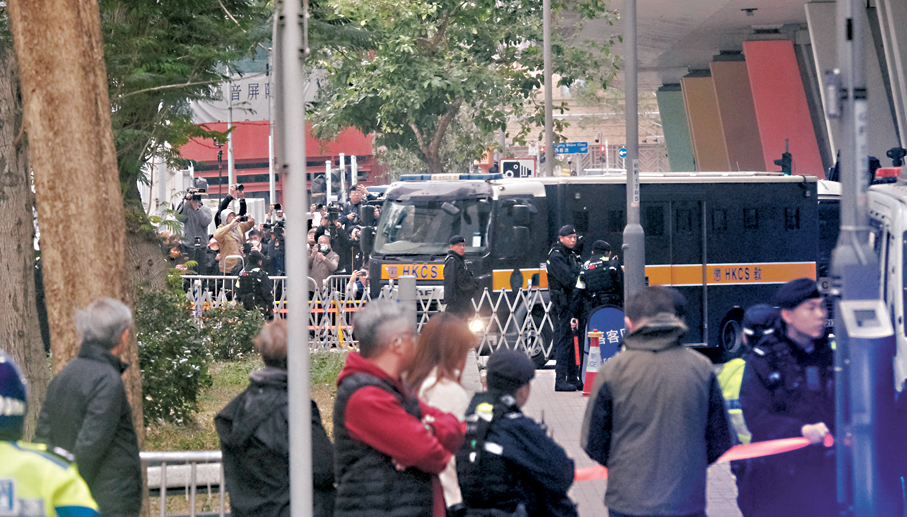 ●警員在場維持秩序。 香港文匯報記者涂穴  攝