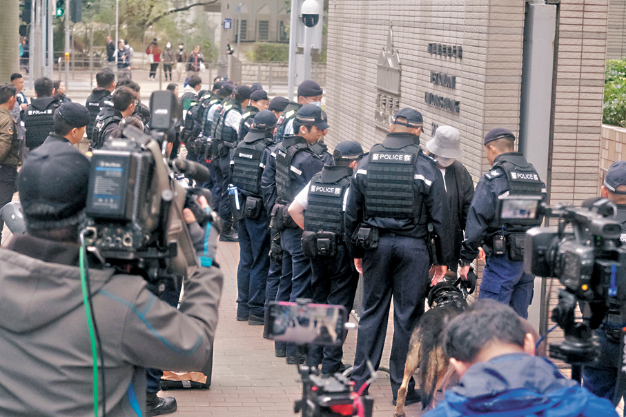●警員截查可疑人。 香港文匯報記者涂穴  攝
