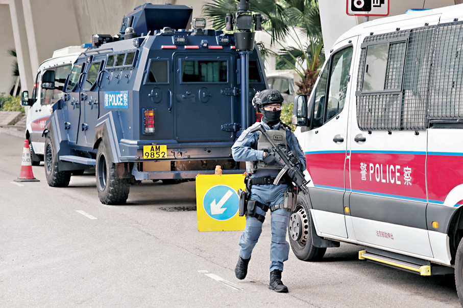 ●警方嚴陣以待。 香港文匯報記者劉友光  攝