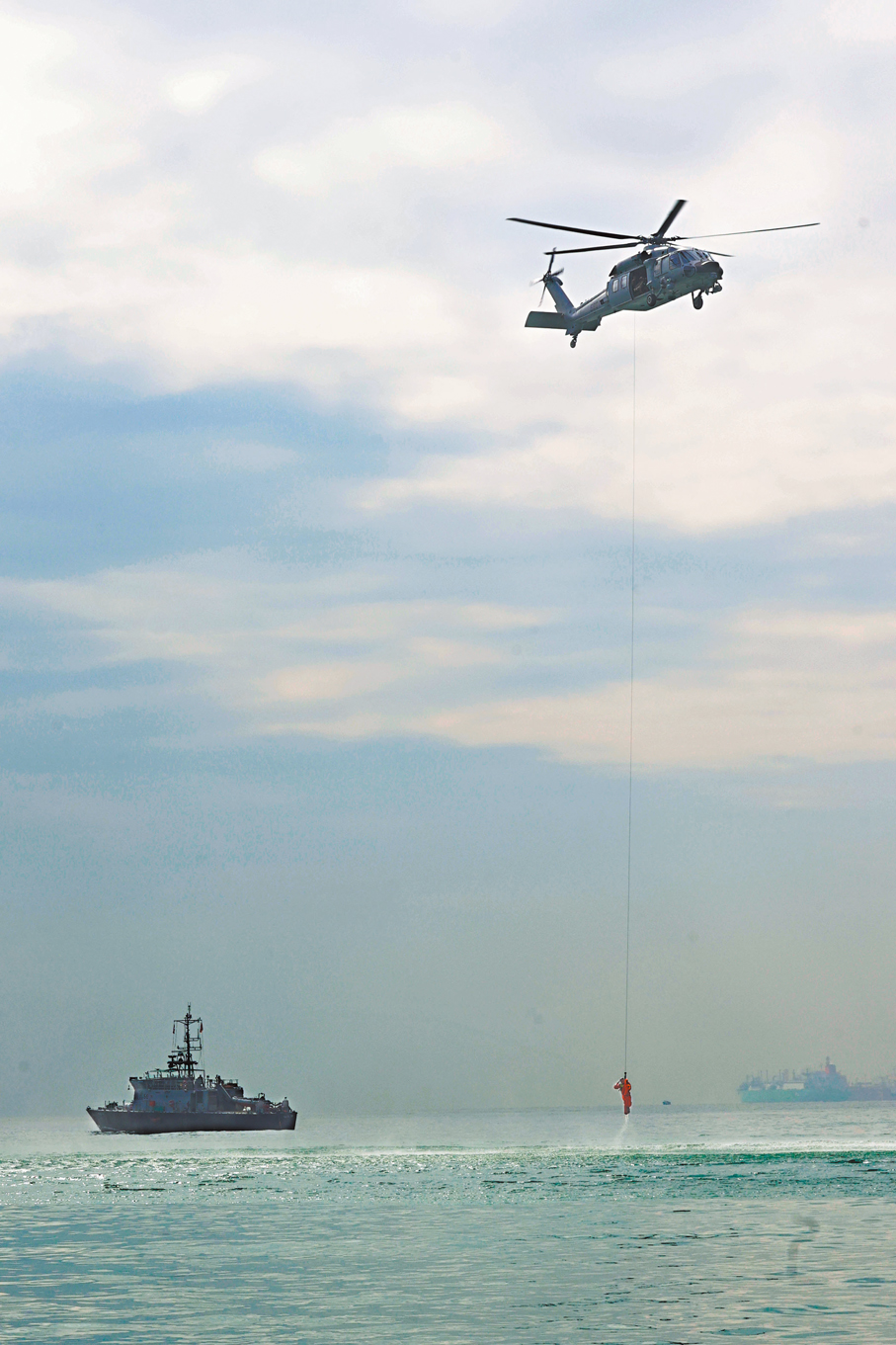 ●駐港部隊的直升機派員救起墮海傷者。 香港文匯報記者萬霜靈  攝