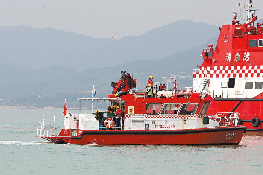 ●消防船放出無人機搜救生還者。  香港文匯報記者萬霜靈  攝