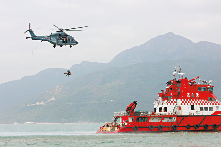 ●飛行服務隊直升機從消防船轉送生還者前往醫院。  香港文匯報記者萬霜靈  攝