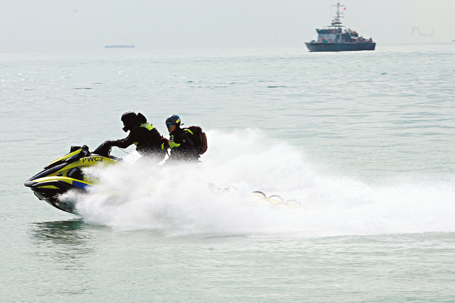 ●水上電單車馳援協助岸上的傷者。 香港文匯報記者萬霜靈  攝