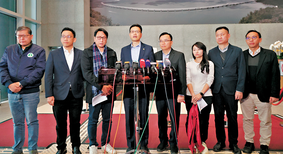 ●吳秋北（左四）表示有不少居民反映期望可以原區安置。 香港文匯報記者黃艾力  攝