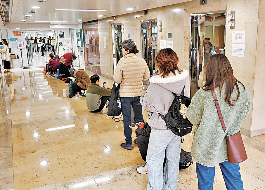 ●運輸署金鐘牌照事務處門外仍有巿民排隊。 香港文匯報記者黃艾力  攝