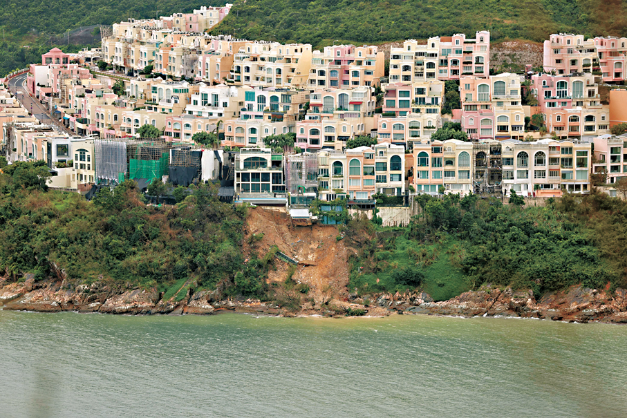 ●紅山半島再有獨立屋因僭建而被定罪。圖為2023年「世紀暴雨」期間該屋苑因山泥傾瀉而被揭有多間獨立屋懷疑僭建。 資料圖片