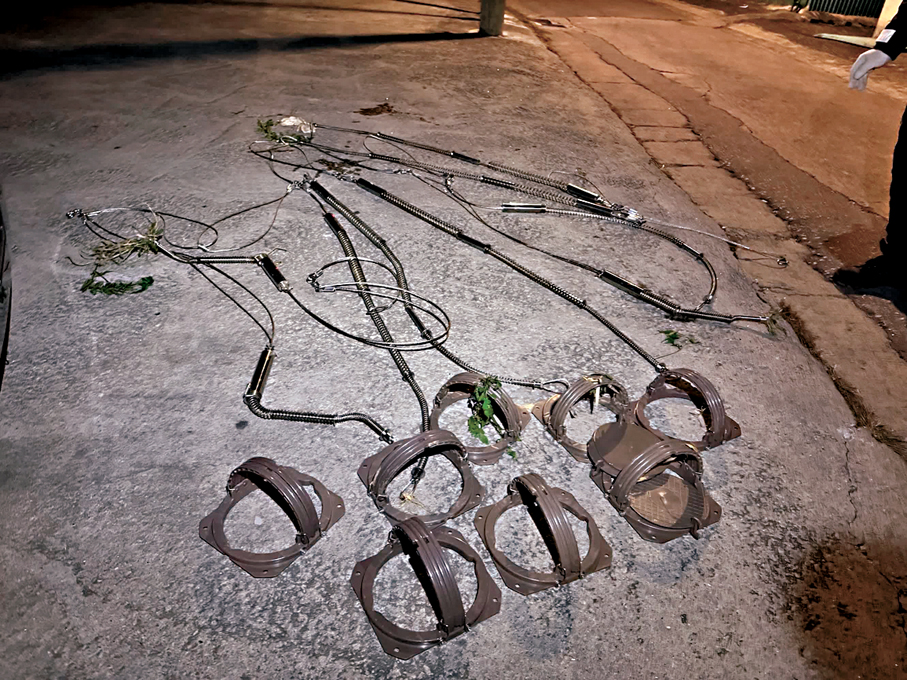 ●漁護署過往不時檢獲非法狩獵野生動物的捕獸器。 資料圖片