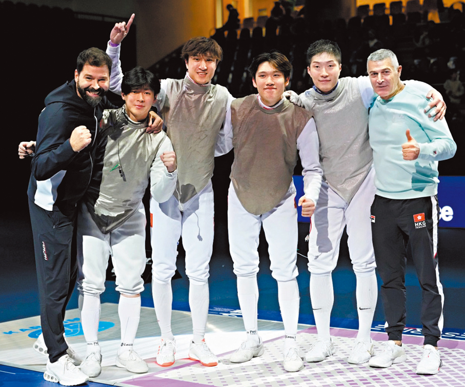 ●港隊劍手與教練合影。