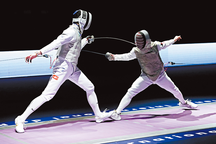 ●張家朗（左）在比賽中。