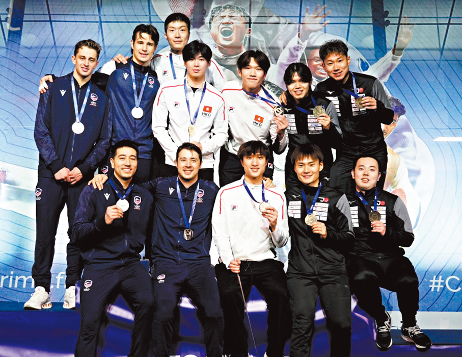 ●一眾得牌劍手在頒獎台上。