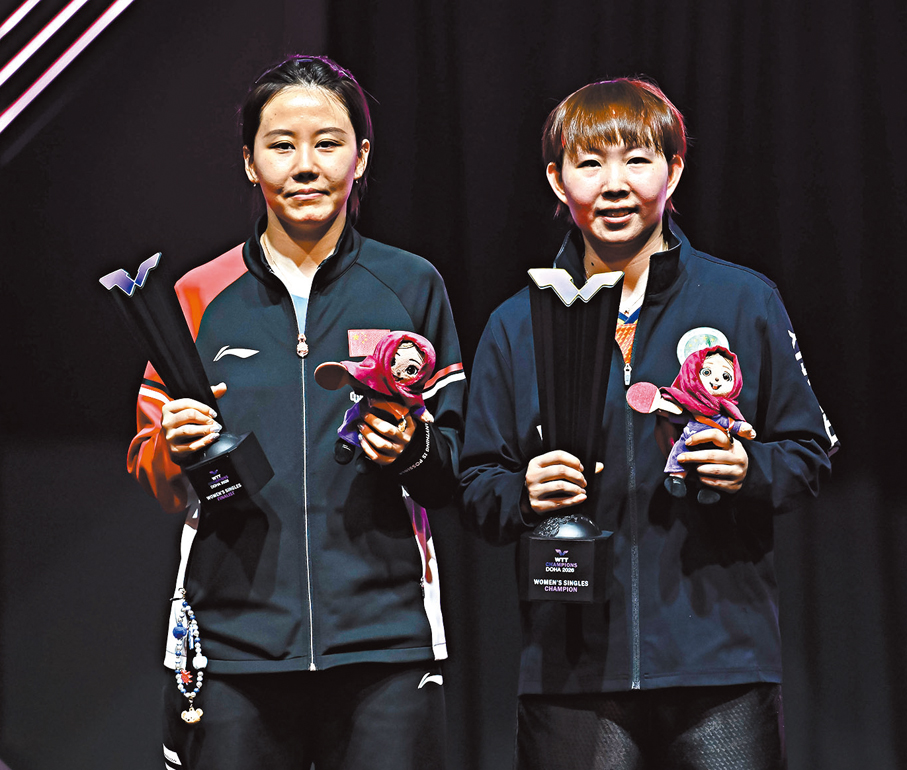 ●朱雨玲（右）和陳幸同在頒獎儀式上合影。  新華社