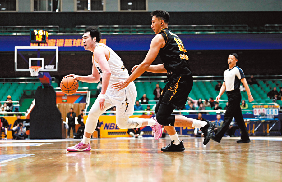 ●盧藝文（左）在比賽中。  香港金牛圖片