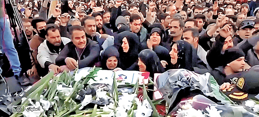 ●大批民眾出席死者喪禮。路透社