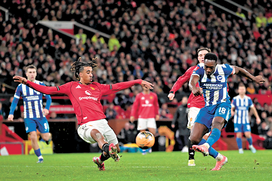 ●韋碧克（右）替白禮頓奠勝。  法新社