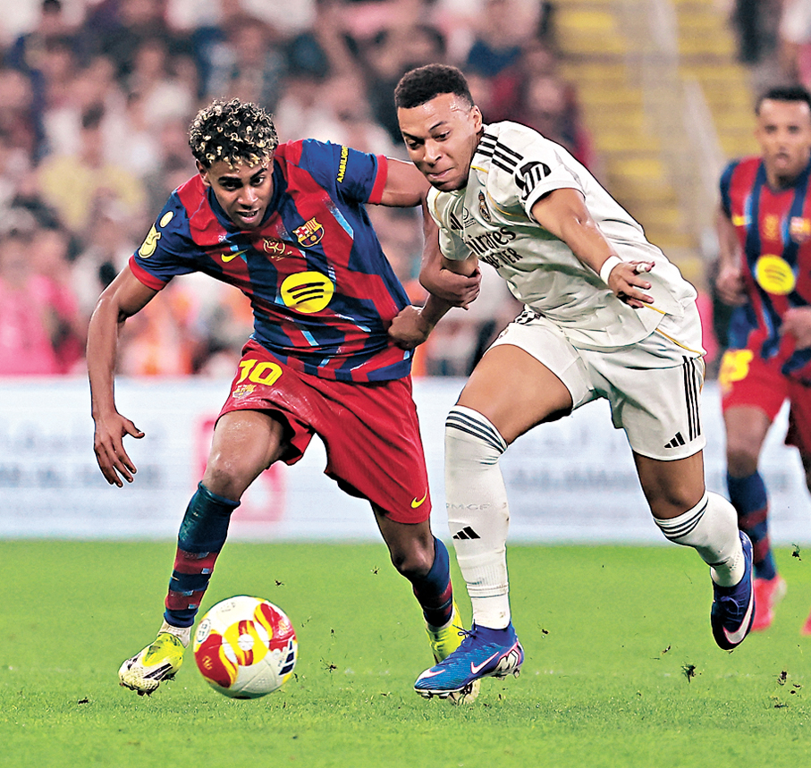 ●麥巴比（右）與耶馬鬥法。  路透社