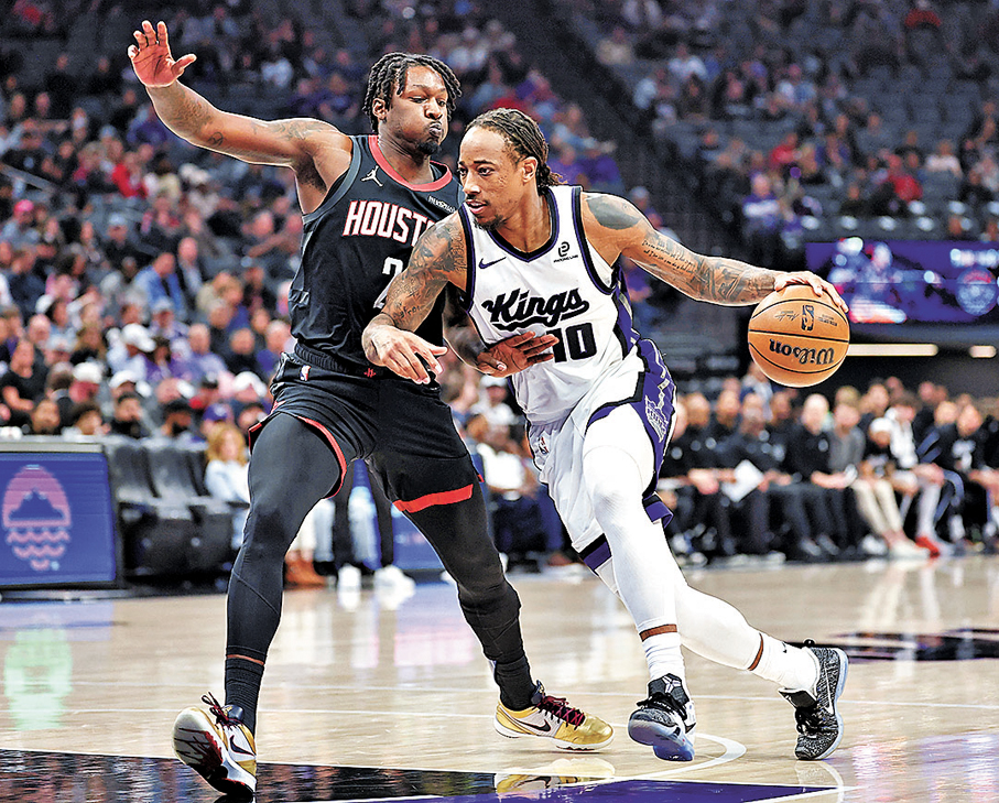 ●迪羅辛（右）在比賽中。  美聯社