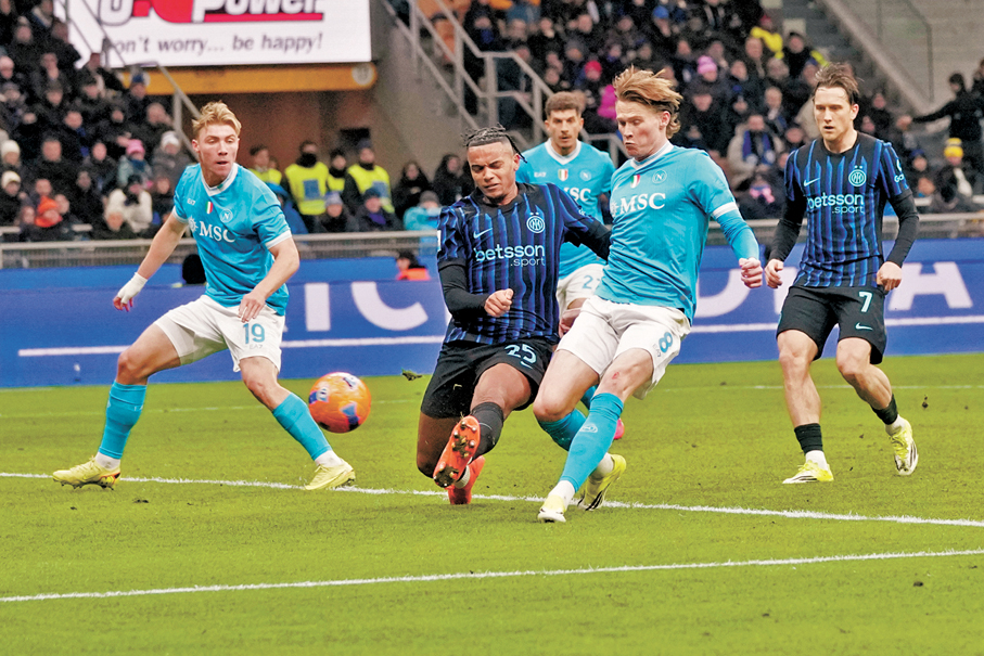 ●麥湯米尼（右二）是役梅開二度。  美聯社