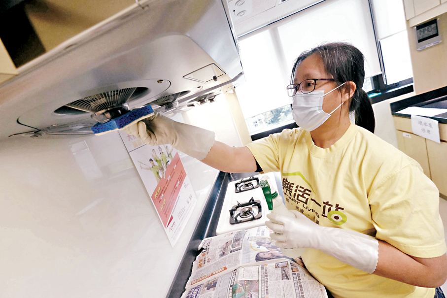 ●社媒上的非法勞工廣告，會影響本地就業機會和薪酬。圖為本地家務助理進行大掃除。 資料圖片