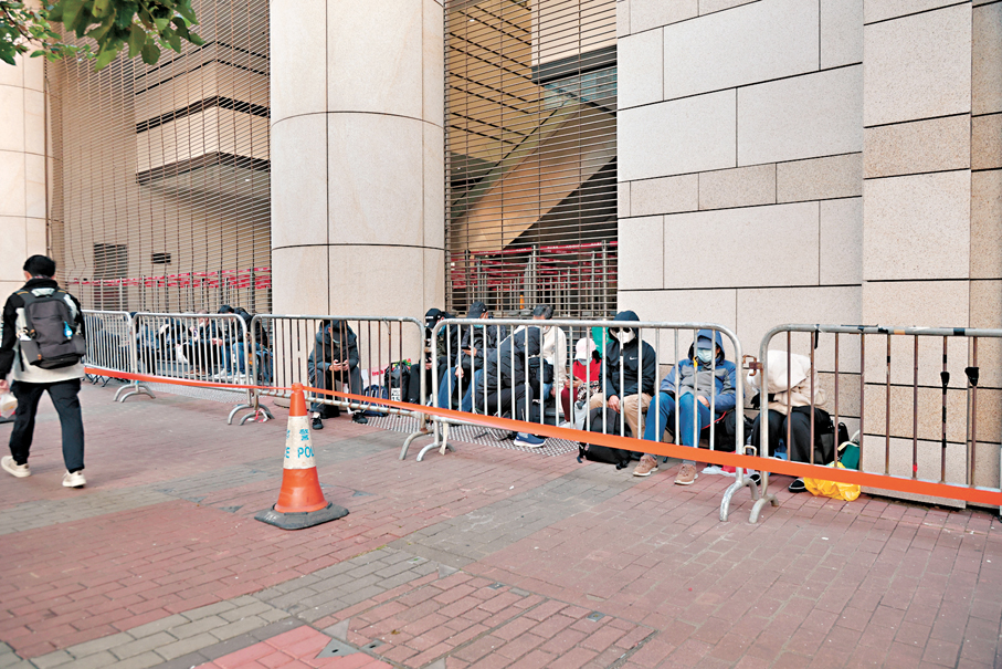 ●不少市民排隊輪候等候旁聽。 香港文匯報記者黃艾力  攝