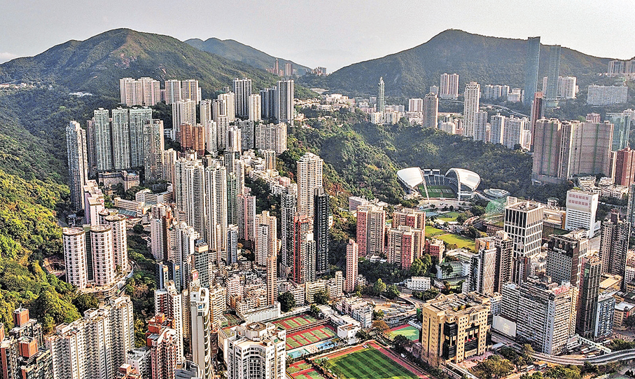 ●在香港經濟復甦及銀行利息趨跌等利好因素下，本港整體樓市回暖。有分析認為，地建商會放寬標售指引是讓其可更好測試市場對價格接受度。 資料圖片