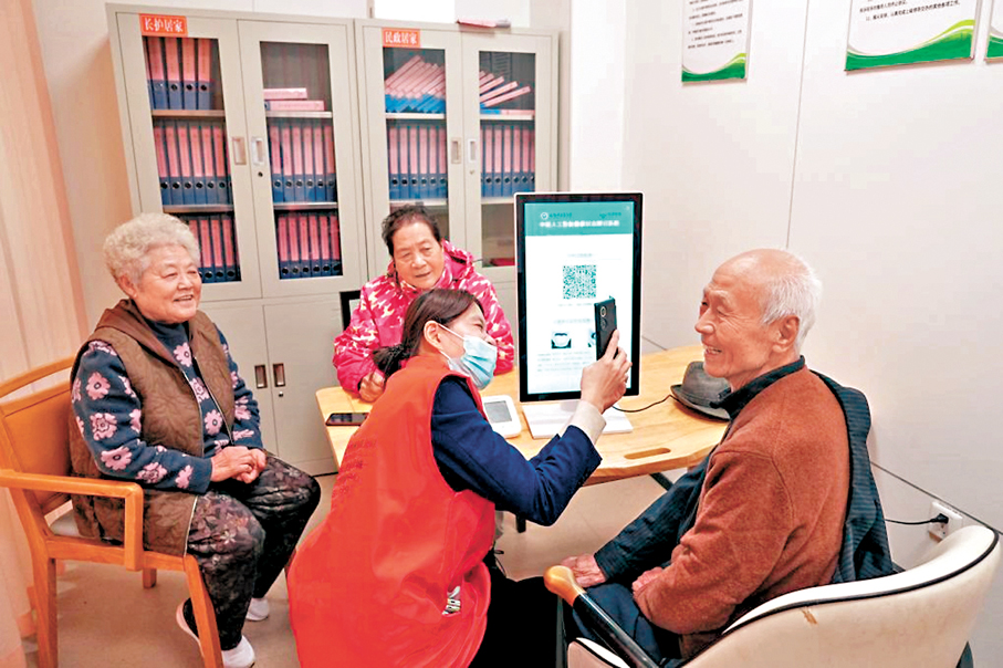 ●2025年10月，老人們在山東省淄博市張店區一社區日間護理中心測量健康數據。 新華社