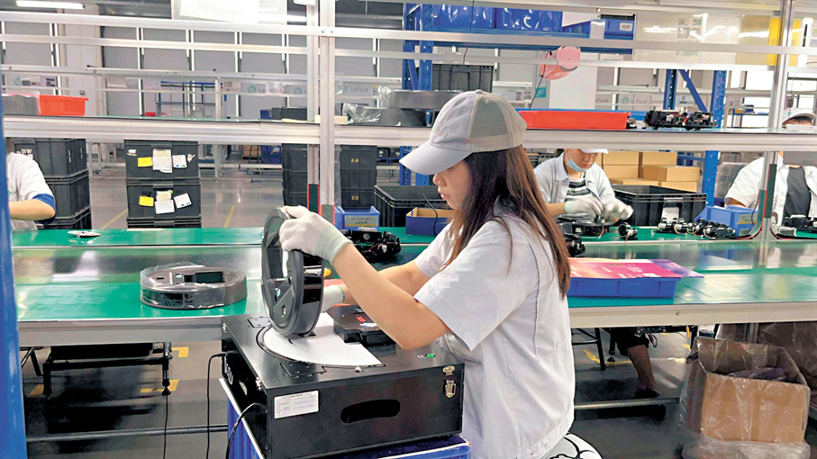 ●高質量「引進來」與高水平「走出去」雙輪正同步提速，為廣東外貿搶拚新年「開門紅」。圖為雲視機器人的掃地機械人生產線。 資料圖片