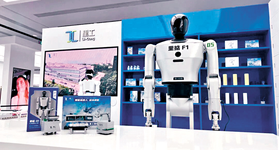 ● 廣州里工的機器人新年「上崗」，展示未來消費場景。香港文匯報廣州傳真