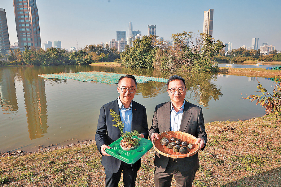 ●陳慶強（左）指，將在魚塘塘壆上種植多元化植物。 香港文匯報記者郭木又 攝