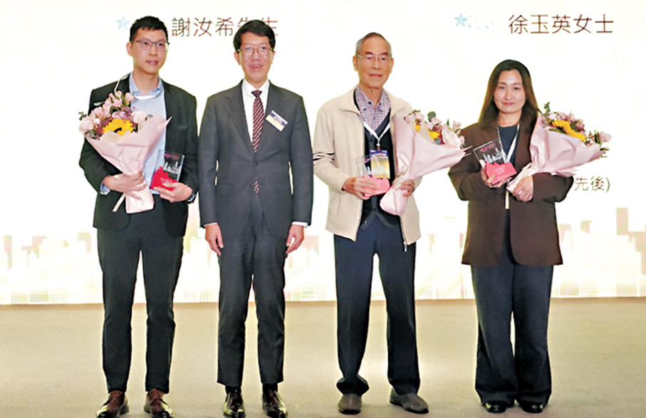 ●左起：胡駿輝、社署署長杜永恒、謝汝希、徐玉英。