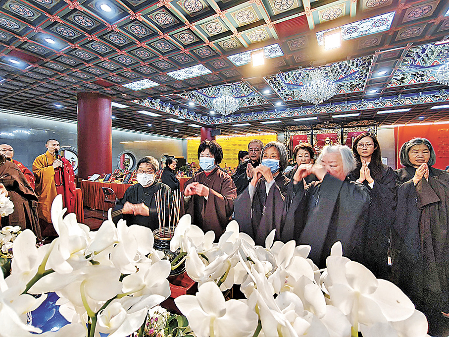 ●善信為大火罹難者誠心上香。 