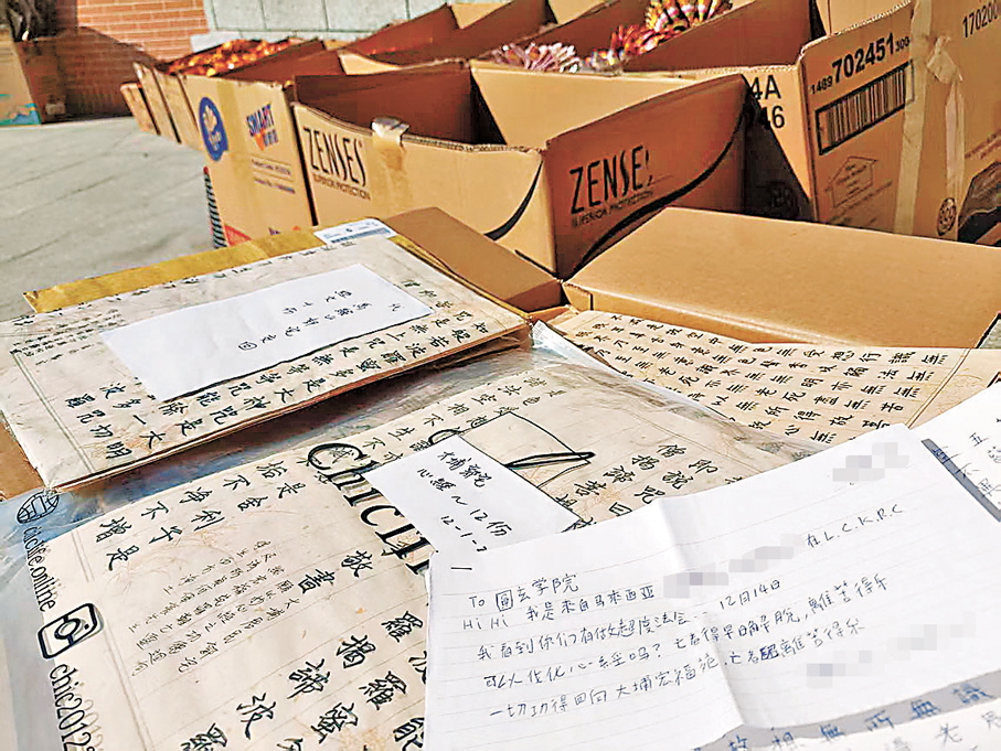 ●有海外華人手抄心經，盼讓逝者安息、讓生還者釋懷。 香港文匯報記者張茗  攝