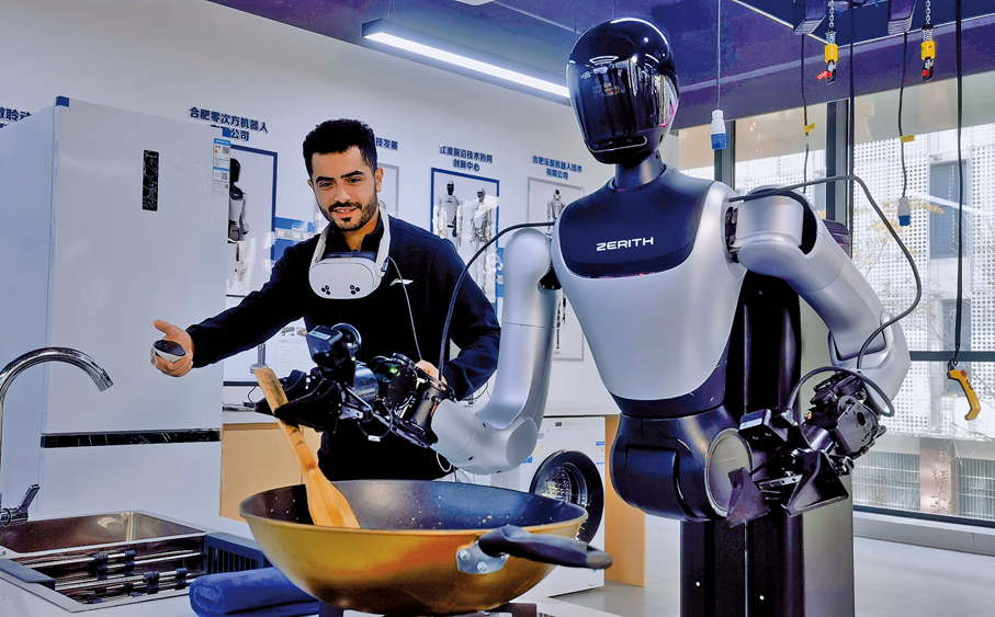 ●在合肥瑤海區，中科大外籍學生正在體驗機器人訓練數據採集。