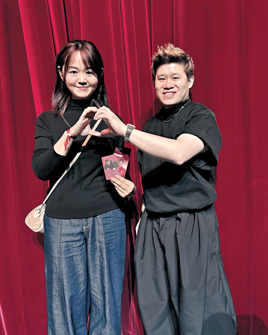 ●現場觀眾排隊上台與二狗比心合影。香港文匯報記者俞晝  攝