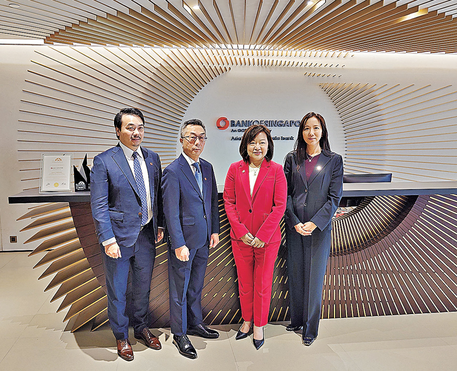 ●新加坡銀行霍慧敏（右一）認為，內險股前景將有改善。 香港文匯報記者岑健樂  攝