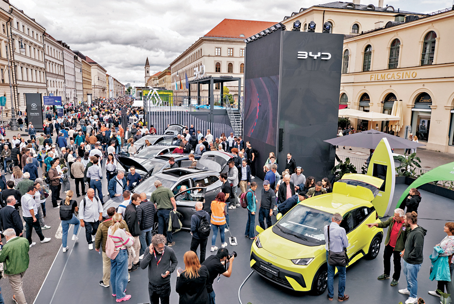 ●比亞迪連續三年成為內地新能源汽車出口最多的生產商。圖為比亞迪去年參與德國慕尼黑國際車展盛況。 資料圖片