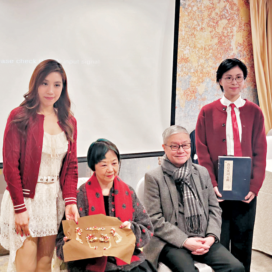 ●南鳳樂意借出頭飾助力清貧學子演出。  香港文匯報記者梁靜儀  攝